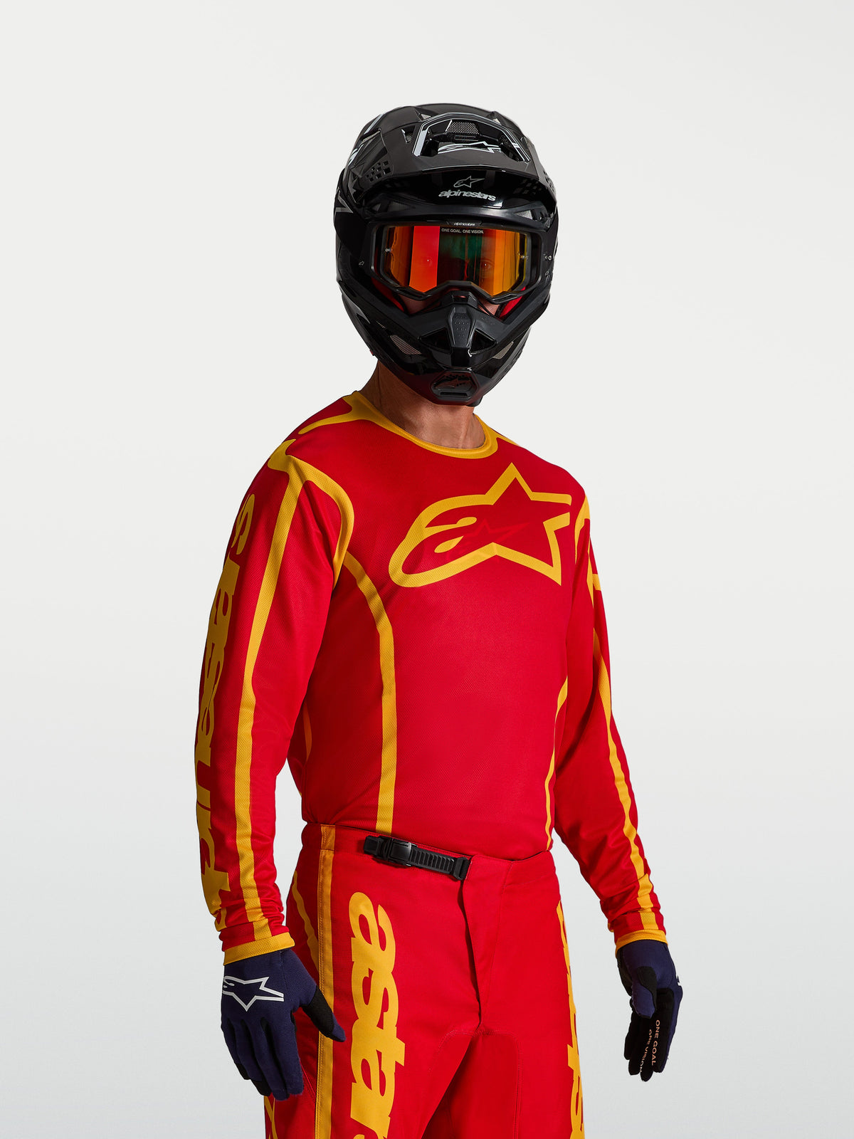 Alpinestars Fluid Apex V2 Trikot, Herren-Motocross-Trikot in Rot und Gold, entspannte Passform, atmungsaktives Polygewebe.