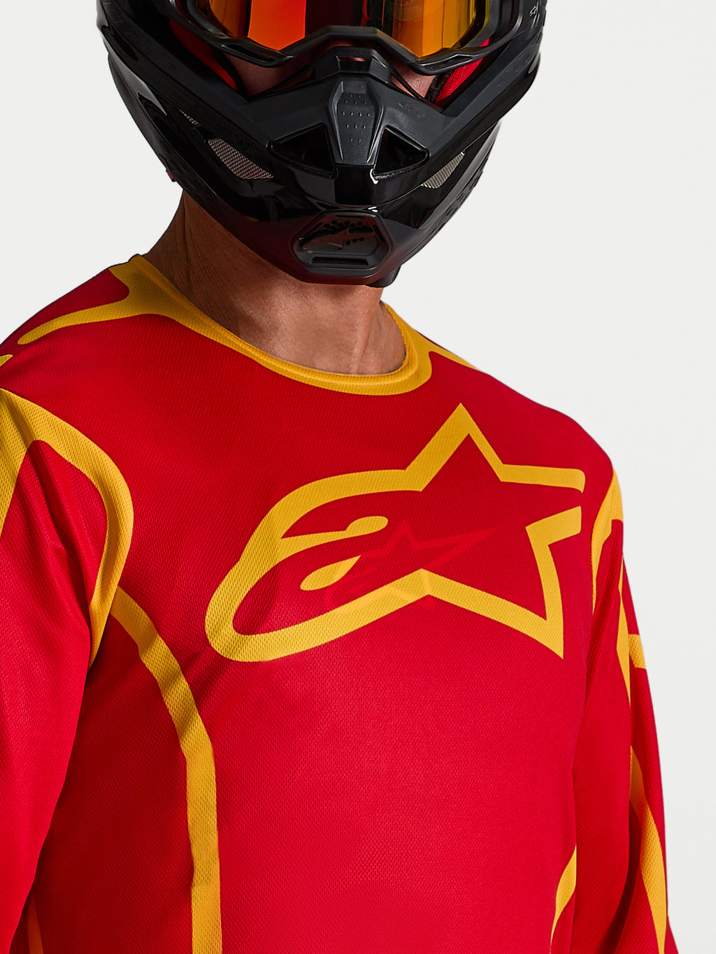 Alpinestars Fluid Apex V2 jersey, herenmotorcrossjersey in rood en goud met groot sterlogo, vochtafvoerende sportieve pasvorm.