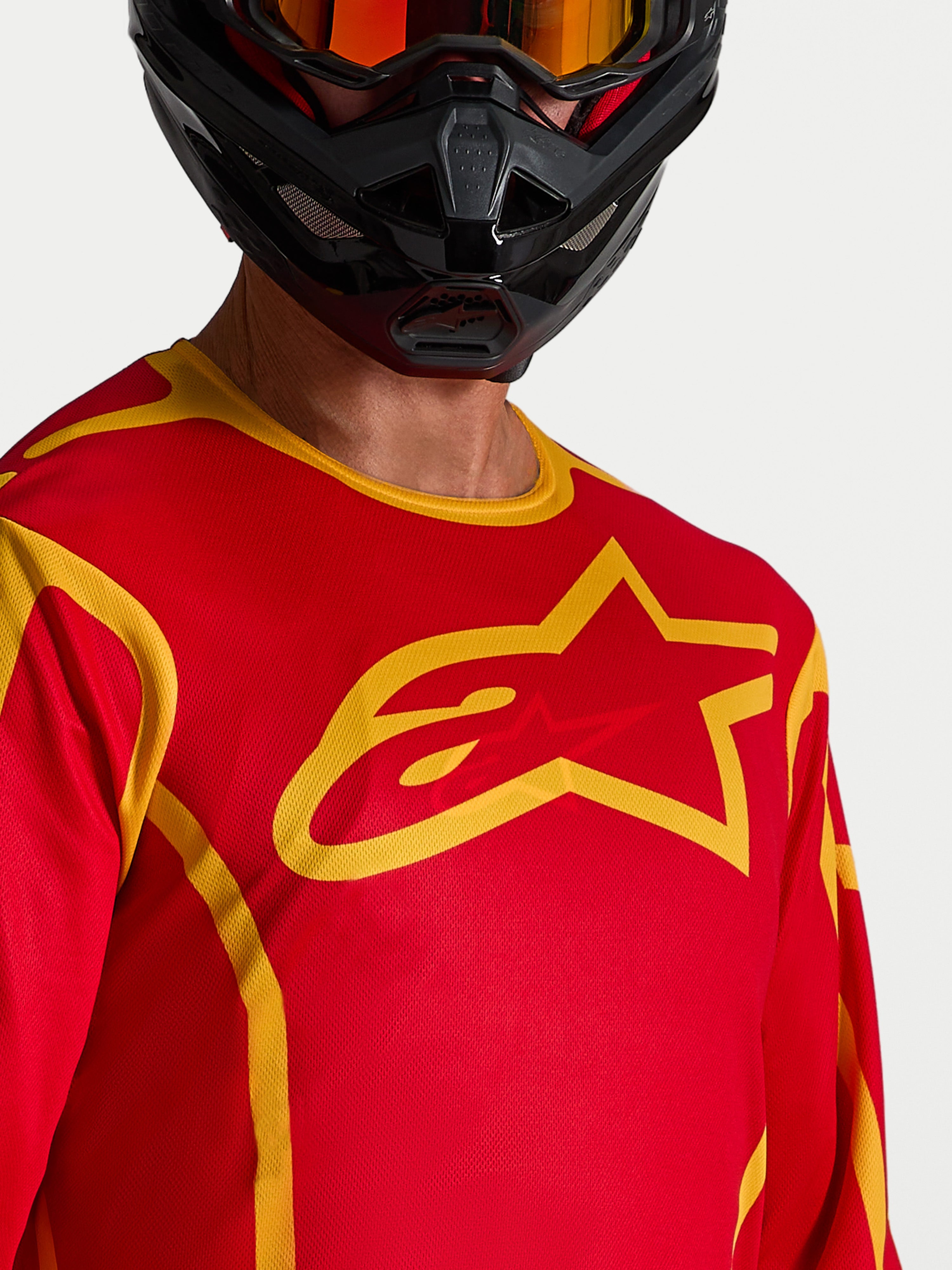Alpinestars Fluid Apex V2 jersey, herenmotorcrossjersey in rood en goud met groot sterlogo, vochtafvoerende sportieve pasvorm.