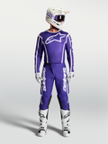 Alpinestars Fluid Apex V2 Trikot und Gear Set, Motocross-Bekleidung für Herren, Dunkelblau und Weiß, mit Helm und Stiefeln.