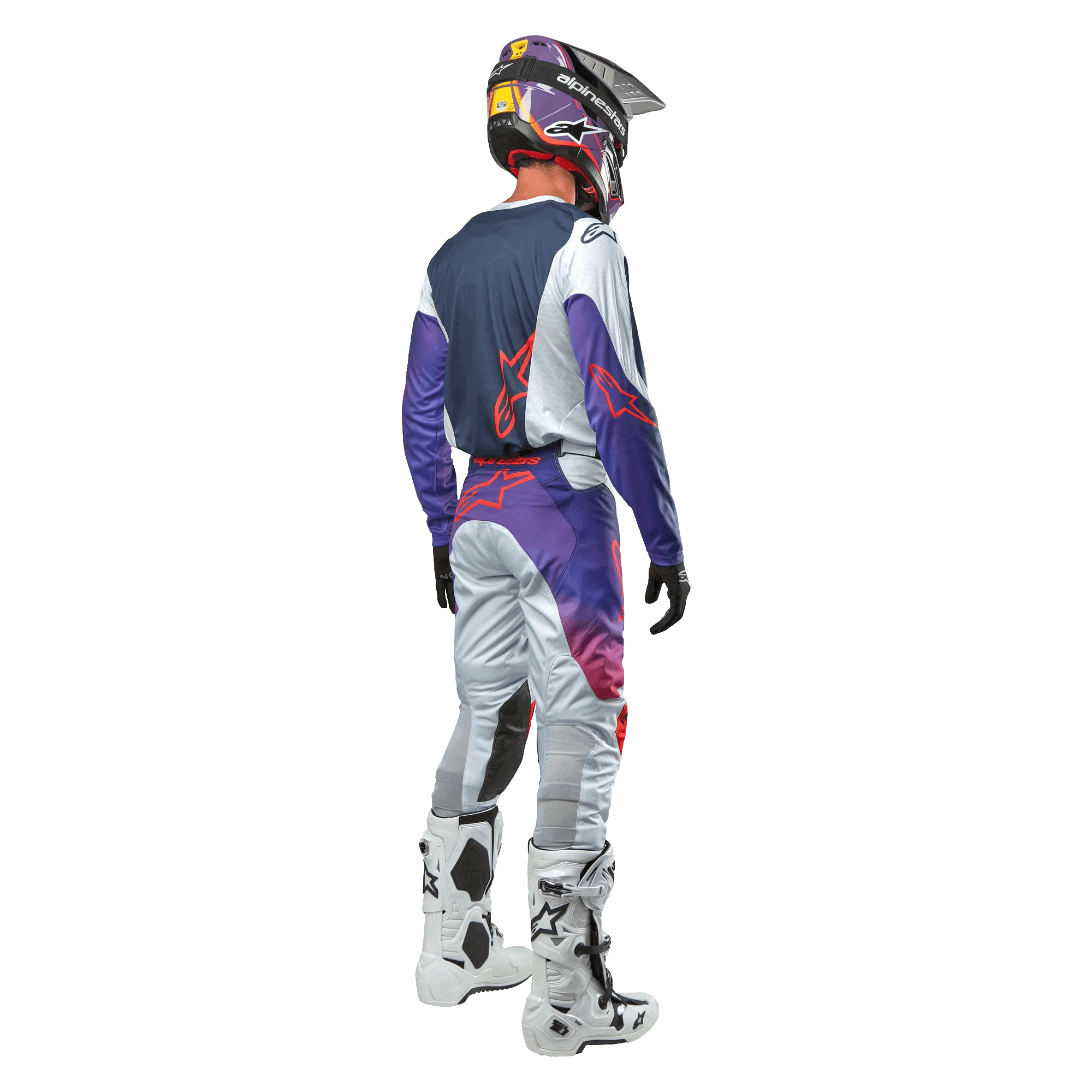 Alpinestars 2024 Racer Hoen Hose, Motocross-Ausrüstung, Rückansicht eines Fahrers in voller Montur, Hellgrau, Hot Orange und Schwarz mit violetten Akzenten, sportliches Design für Offroad-Rennen, inklusive Helm, Jersey und weißen Stiefeln
