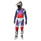 Motocross-Fahrer in kompletter Rennausrüstung, Alpinestars 2024 Racer Hoen Trikot mit lila bis hot-orangem Farbverlauf und hellgrauen Schultern, passende hellgraue Hose mit roten und lila Akzenten, abgestimmter Helm und weiße Stiefel, komplette Offroad-Rennausrüstung