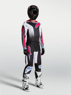 Alpinestars Fluid Drag Gear Set, heren motocross race-outfit in zwart en wit met rode graphics en witte motorlaarzen.