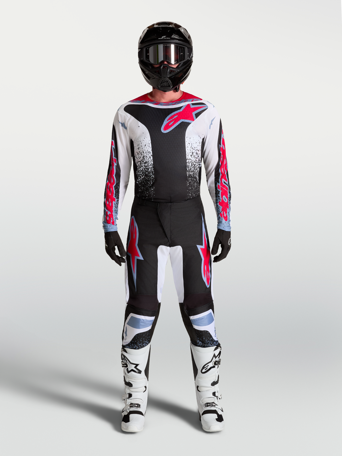 Ensemble Alpinestars Fluid Drag, maillot et pantalon de motocross noir et blanc à graphismes rouges, performance tout-terrain.