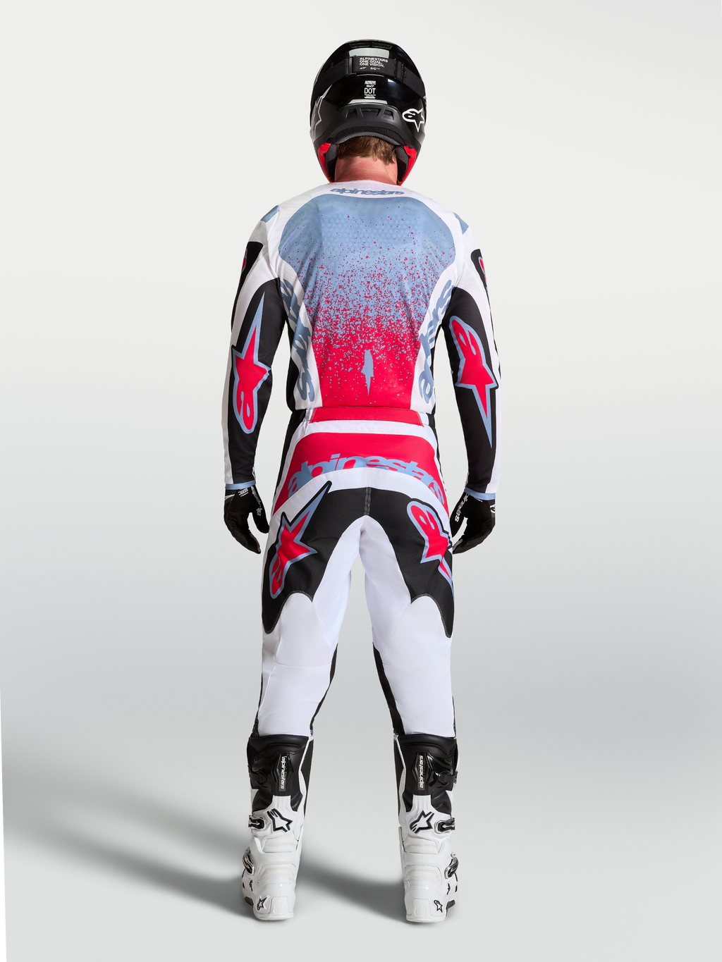 Alpinestars Fluid Drag jersey, heren-motocrossjersey in zwart en fluo rood, achteraanzicht op een rijder.