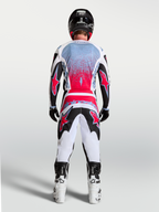 Alpinestars Fluid Drag jersey, heren-motocrossjersey in zwart en fluo rood, achteraanzicht op een rijder.