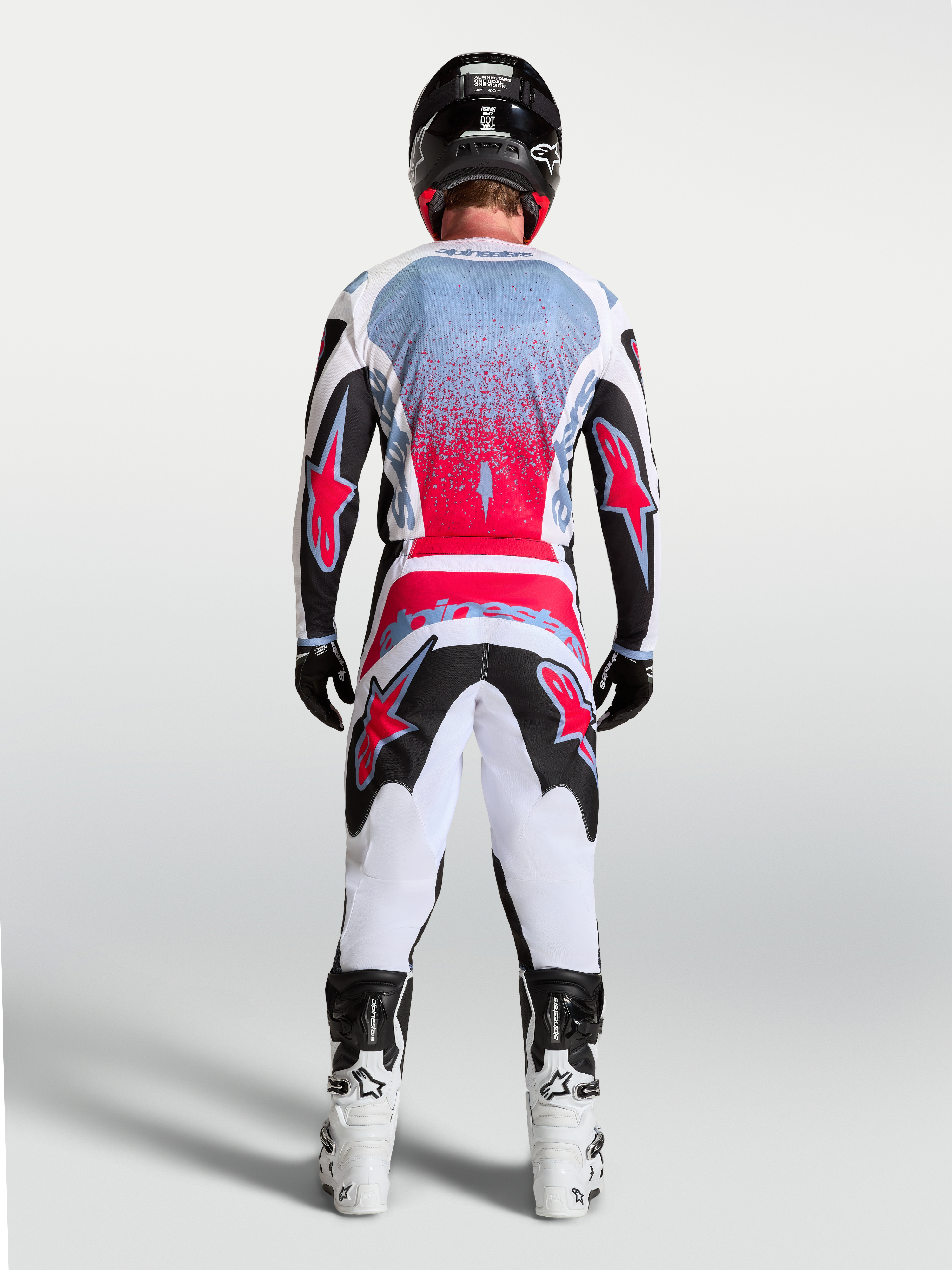 Alpinestars Fluid Drag jersey, heren-motocrossjersey in zwart en fluo rood, achteraanzicht op een rijder.