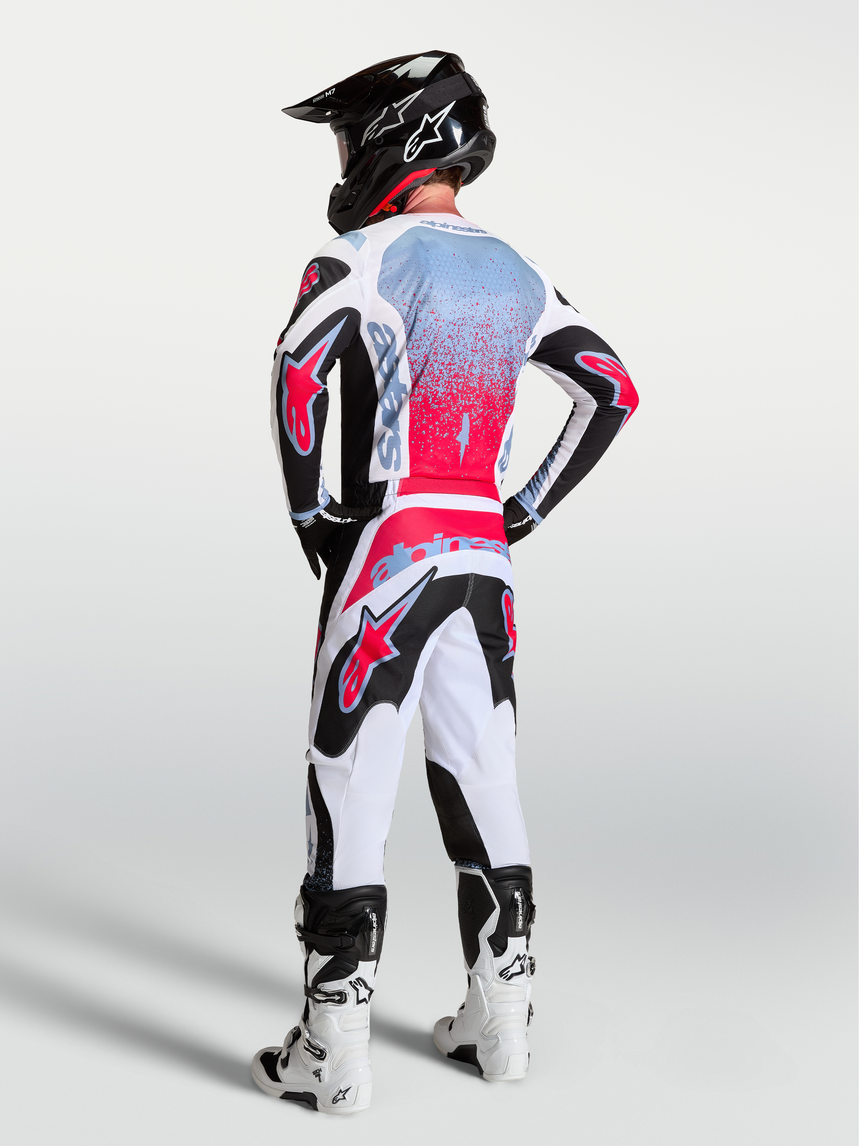 Alpinestars Fluid Drag jersey, heren-motorcrossgear, zwart en fluo rood, ademend textiel, rugaanzicht op model.