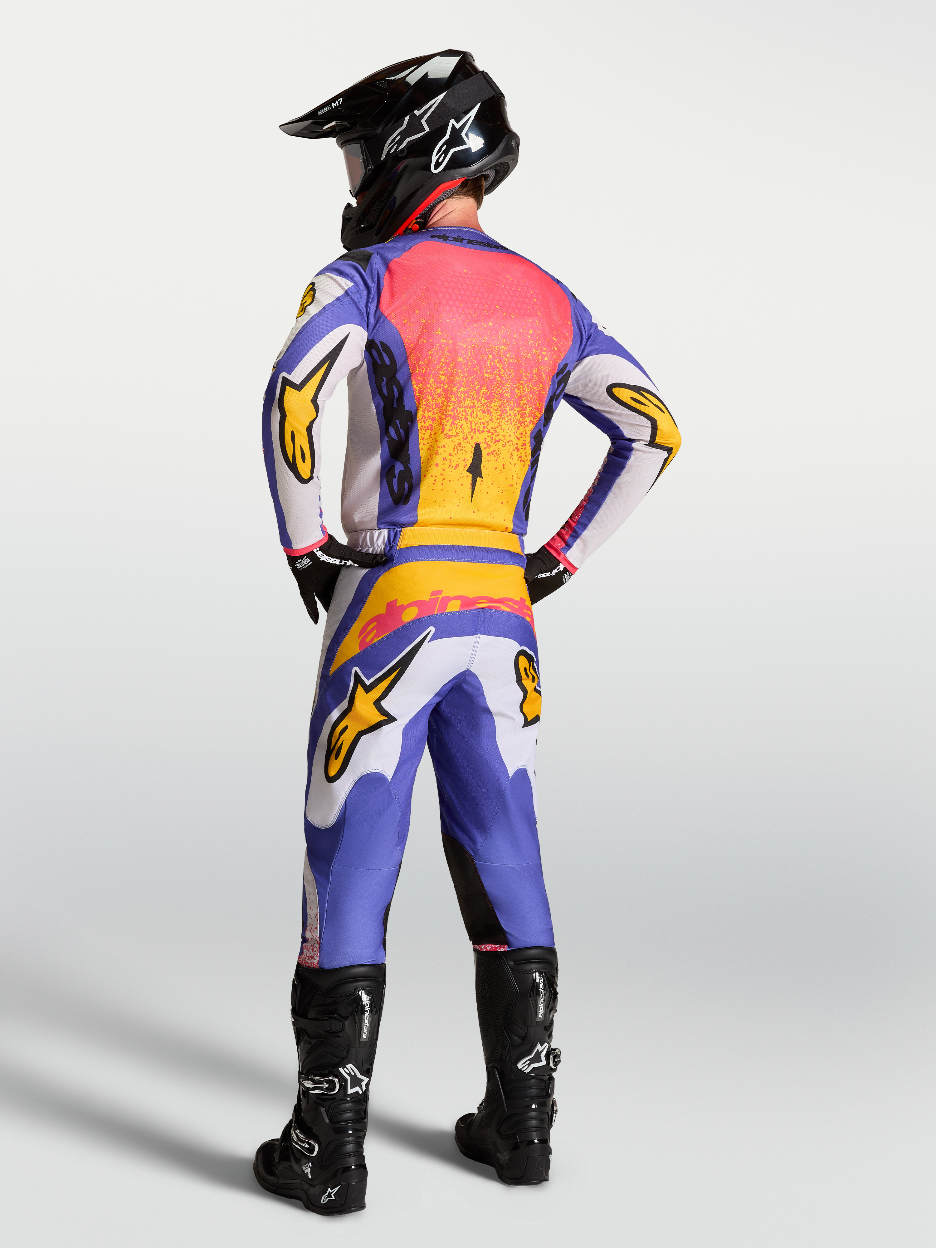 Alpinestars Fluid Drag Gear Set voor heren, blauwe en licht lila motorcrossjersey en broek, iris goud, achteraanzicht.