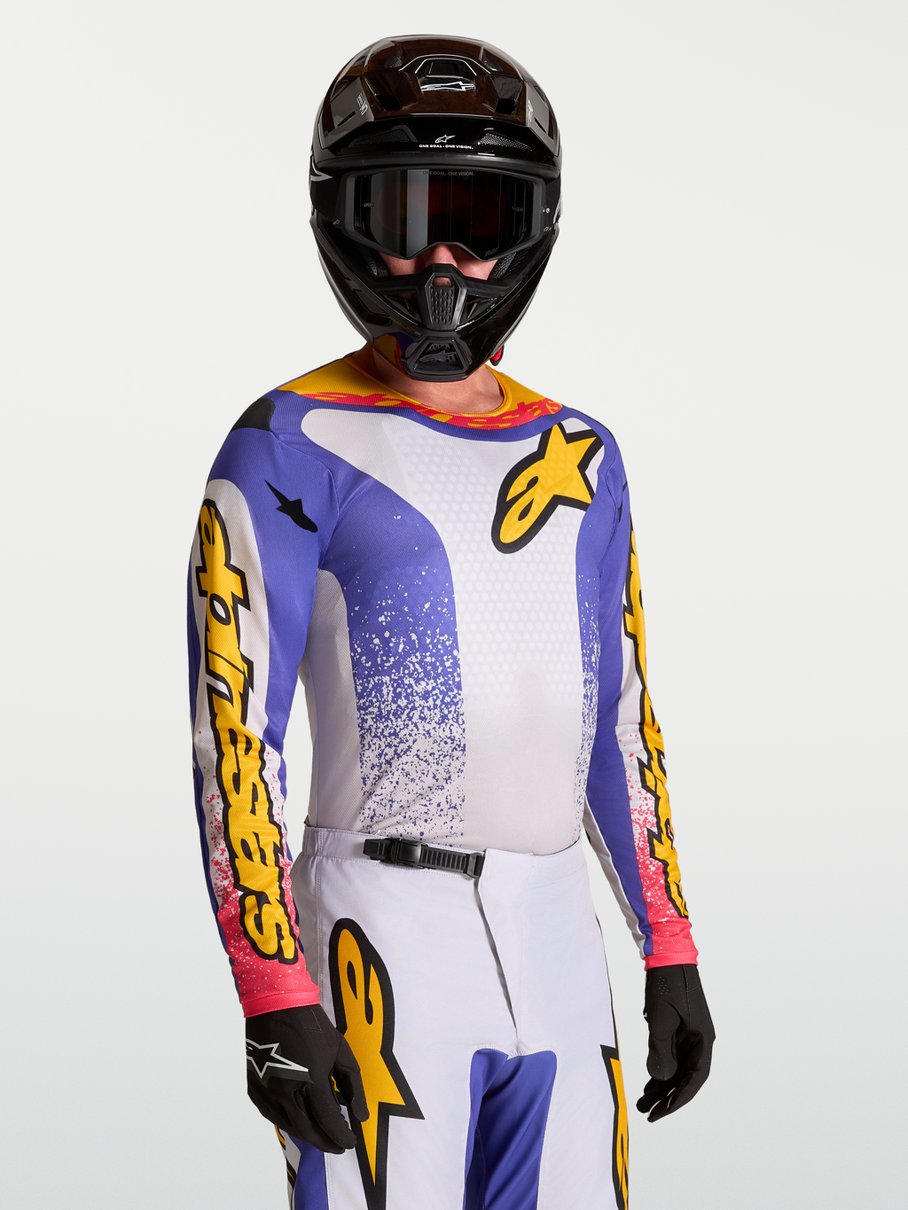 Alpinestars Fluid Drag jersey, herenmotorcrossjersey voor off-road, blauw en geel, vochtafvoerende stof, gedragen door model.