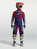 Alpinestars Fluid Drag Jersey en Fluid Drag Gear Set, motocross-uitrusting voor heren, blauw en rood, met witte motorlaarzen en helm, professionele off-road kleding.