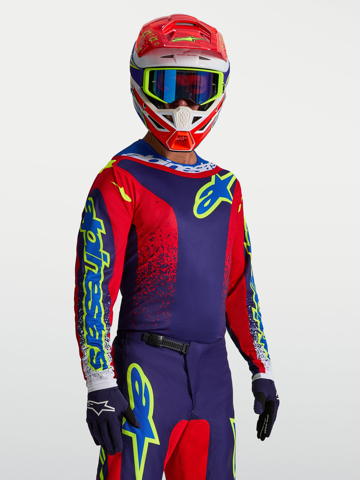 Alpinestars Fluid Drag Trikot, Herren-Motocross-Trikot, Blau und Rot, feuchtigkeitsableitendes Polygewebe, am Model getragen.