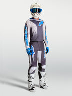Alpinestars Fluid Drag jersey en motocross-set voor heren, grijs en UCLA blauw, inclusief helm en motorlaarzen.
