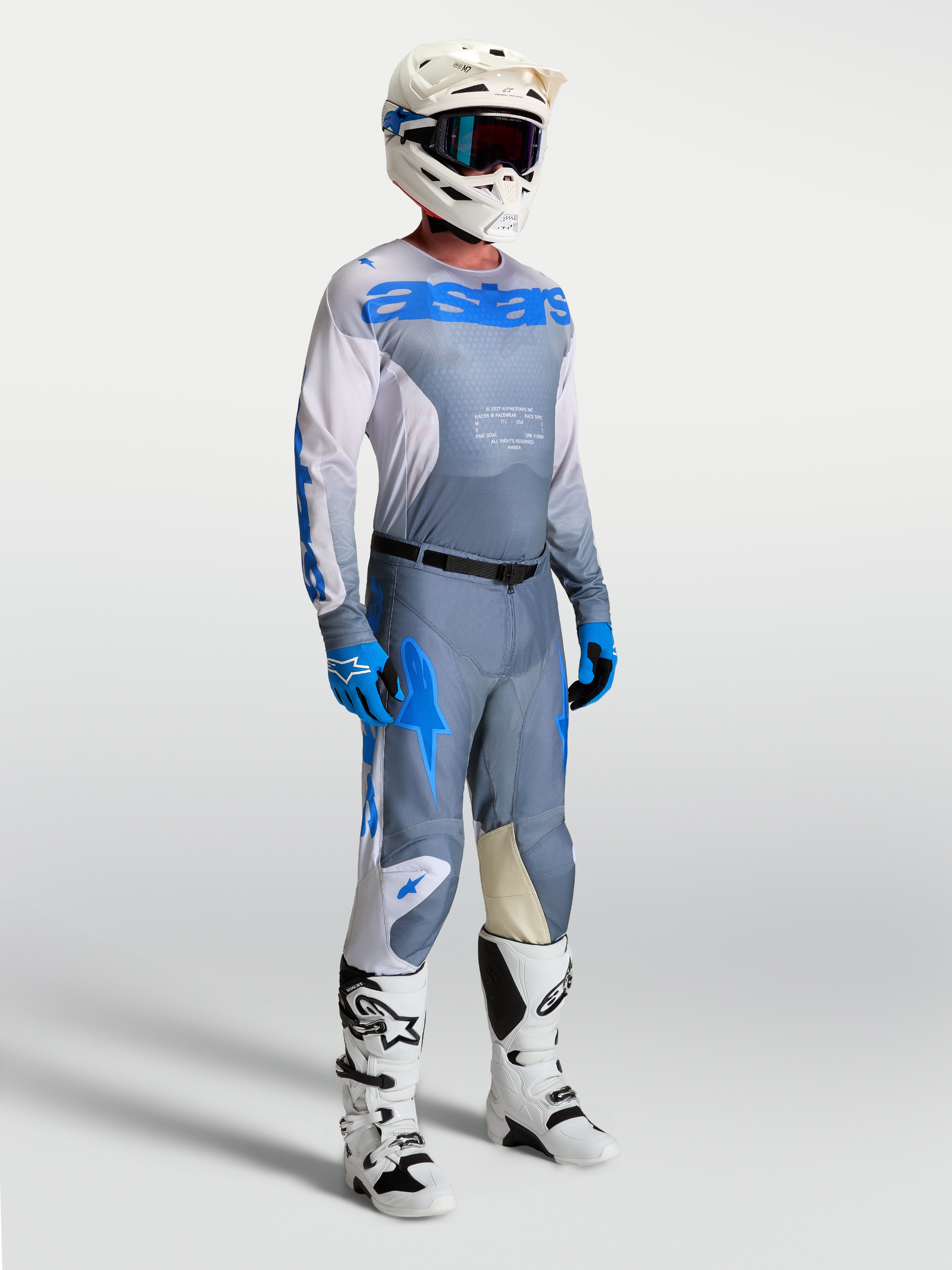 Alpinestars Racer Amber gear set en broek, heren motocrossuitrusting in asgrijs en UCLA blauw met een sportieve racepasvorm.
