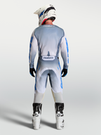 Alpinestars Racer Amber broek en gear set, heren-motocrossuitrusting, asgrijs en UCLA blauw, van achteren gezien.