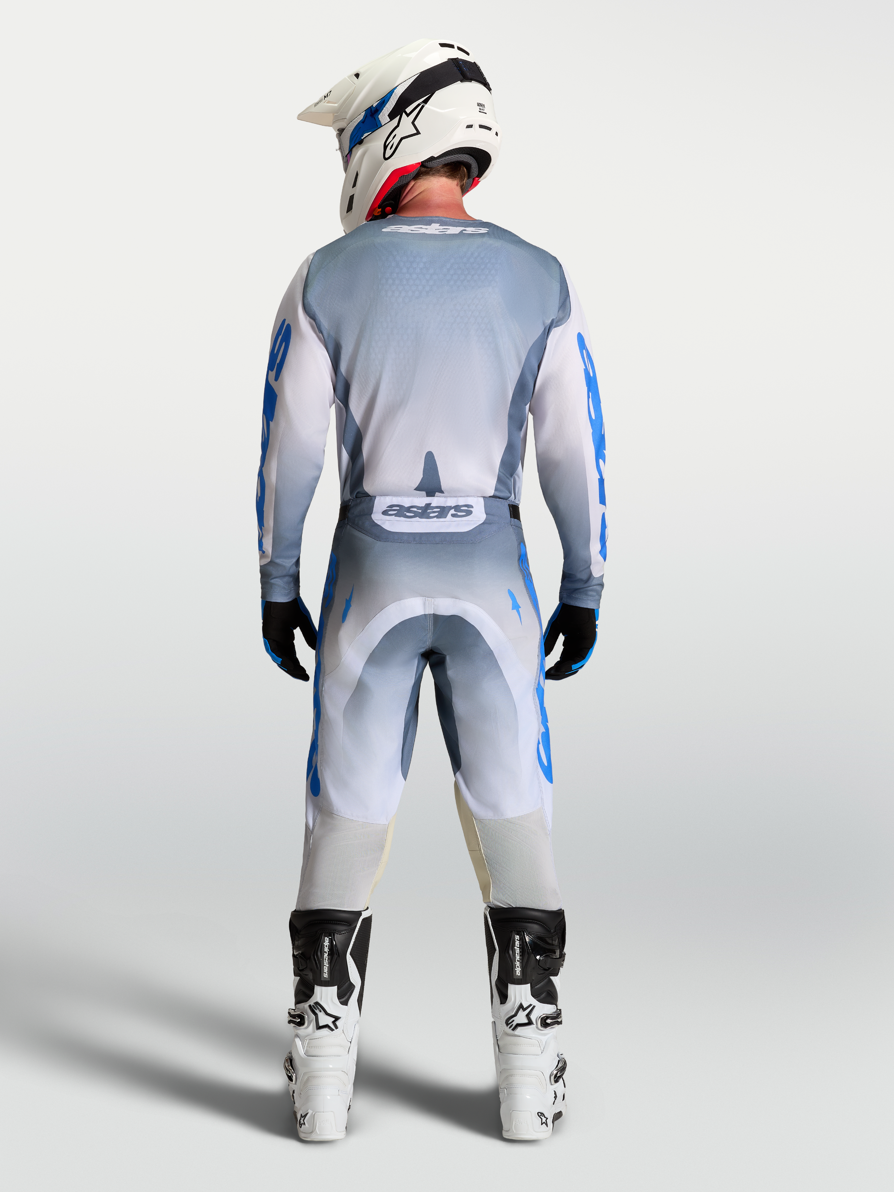 Alpinestars Racer Amber broek en gear set, heren-motocrossuitrusting, asgrijs en UCLA blauw, van achteren gezien.