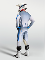 Alpinestars Racer Amber broek en uitrustingsset, grijze en blauwe motorcrosskleding, achteraanzicht op een rijder.
