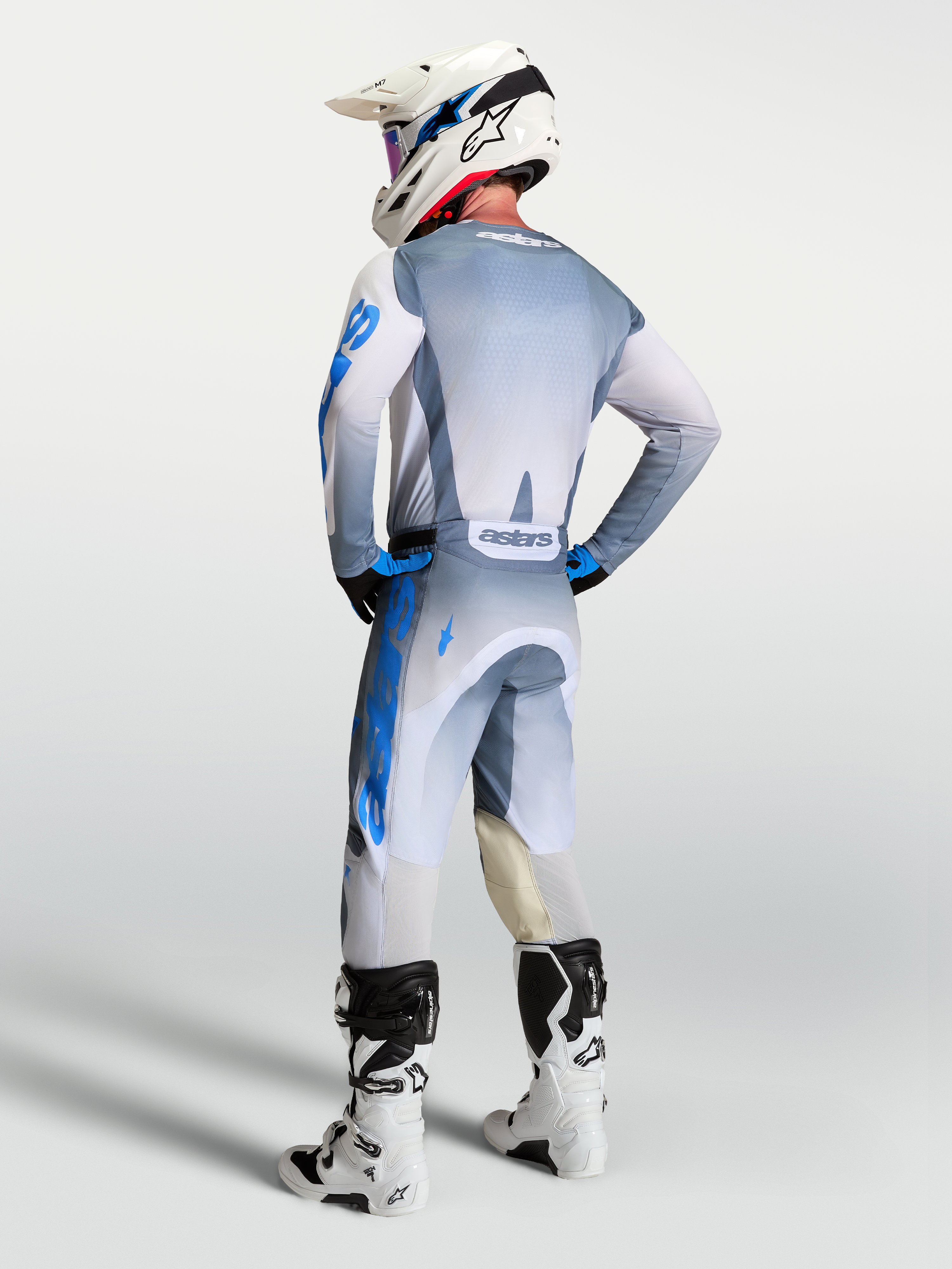 Alpinestars Racer Amber Trikot, Herren-Motocross-Ausrüstung in Grau und UCLA-Blau, Rückansicht mit ergonomischer Race-Passform.