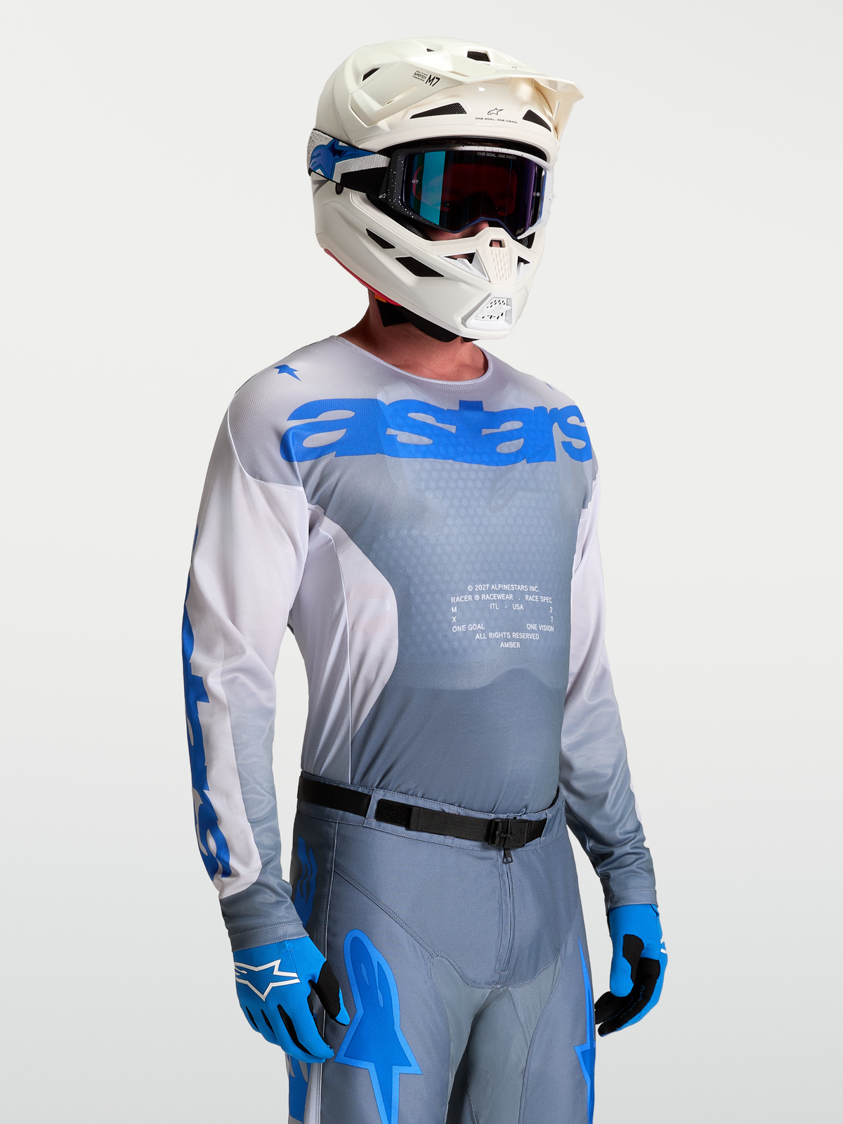 Alpinestars Maillot Racer Amber, maillot de motocross homme, gris et bleu, tissu léger évacuant l'humidité, porté par un mannequin