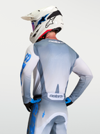 Alpinestars Racer Amber Trikot, Herren-Motocross-Trikot, Aschgrau und UCLA Blau, Rückansicht am Model.
