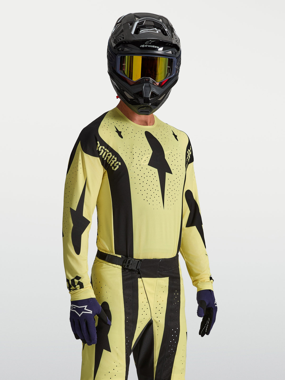 Maillot Techstar Atrox Alpinestars, maillot de motocross pour homme, jaune et noir, avec perforations laser et coupe athlétique.