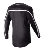 Alpinestars 2023 Racer Found Trikot, schwarzes Motocross-Trikot, Rückansicht mit weißen Streifen über den Schultern und Ärmeln, langärmeliges Design mit verlängertem Rücken für Schutz, leichte und atmungsaktive Performance-Ausrüstung