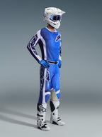 Alpinestars 2026 Racer Air Portl Gear Set, Motocross-Fahrer in kompletter belüfteter Rennausrüstung, blaues und weißes Jersey mit passender Hose, weißer Helm mit blauer Brille, blaue Handschuhe, weiß-schwarze Stiefel, Hochleistungs-Outfit für den Offroad-Einsatz