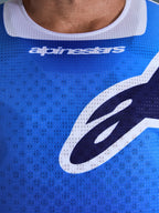 Alpinestars 2026 Racer Air Portl Trikot, Motocross-Trikot, Ucla Blau und Weiß, Detailansicht des perforierten Mesh-Gewebes, weißer Stretch-Kragen und Alpinestars-Logo auf der Brust