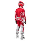 Rückansicht eines Motocross-Fahrers im Alpinestars 2024 Fluid Lurv Trikot in Mars Red White, kombiniert mit passender rot-weißer Hose, weißen Offroad-Stiefeln und einem roten Helm; zeigt das Rückendesign und das Alpinestars-Branding.