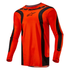 Alpinestars 2024 Fluid Lurv Jersey, motorcross jersey, Hot Orange en zwart, lange mouwen met zwarte gebogen panelen, voorzien van zwart Alpinestars-logo op de borst en branding op de nek, atletische sportpasvorm voor off-road racing