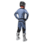 Motocross-Fahrer von hinten, Alpinestars 2024 Fluid Lurv Trikot und passende Hose in Hellblau und Schwarz, schwarzes Branding auf dem Rücken und den Ärmeln, schwarzer Helm und weiße Stiefel.