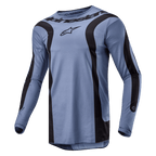 Alpinestars 2024 Fluid Lurv Trikot, Motocross-Trikot, Hellblau und Schwarz, mit markanten geschwungenen schwarzen Grafiken auf der Vorderseite und den Ärmeln, zentralem Alpinestars-Logo auf der Brust und einer Konstruktion aus Funktions-Poly-Gewebe mit Sportkragen.