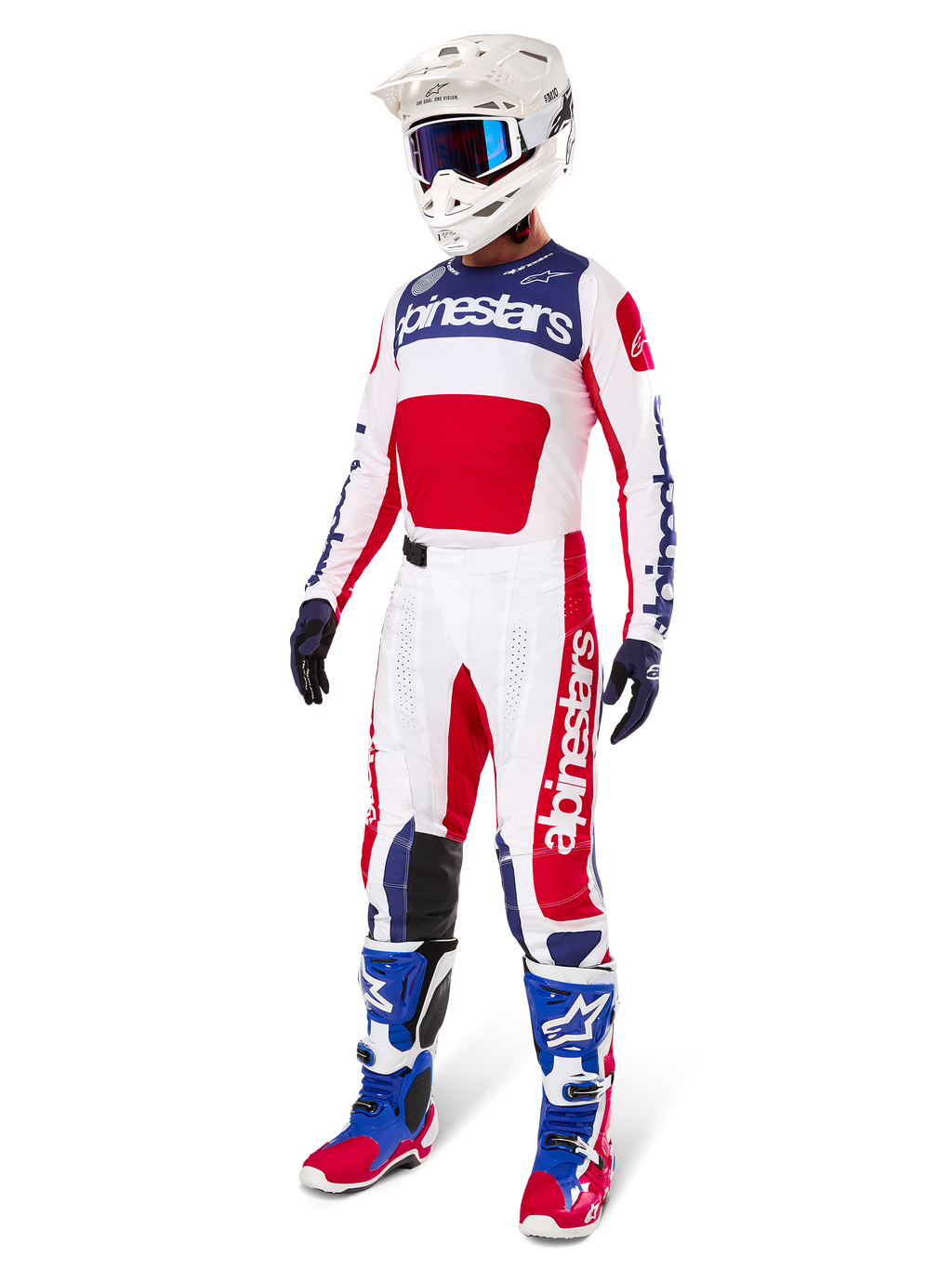 Alpinestars Limited Edition Techstar Fortitude Gear Set, Motocross-Outfit, Rot, Weiß und Blau, mit einem weißen Trikot mit markanten Grafiken, passender Rennhose, weißem Helm mit Schutzbrille und farblich abgestimmten blau-roten Stiefeln, professionelle Rennausrüstung für Offroad-Performance