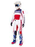 Alpinestars Limited Edition Techstar Fortitude Gear Set, Motocross-Outfit, Rot, Weiß und Blau, mit einem weißen Trikot mit markanten Grafiken, passender Rennhose, weißem Helm mit Schutzbrille und farblich abgestimmten blau-roten Stiefeln, professionelle Rennausrüstung für Offroad-Performance