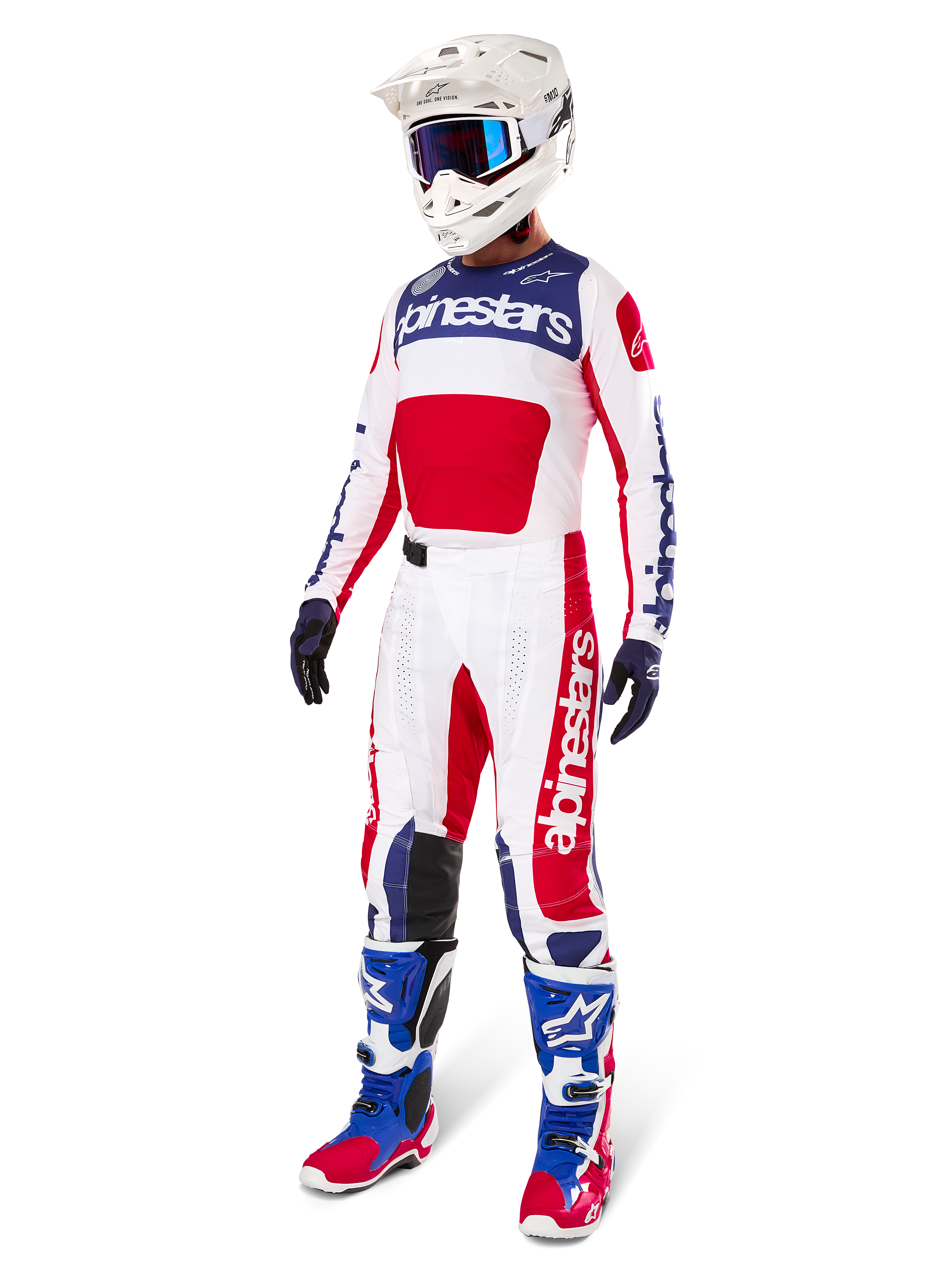 Alpinestars Limited Edition Techstar Fortitude Gear Set, Motocross-Outfit, Rot, Weiß und Blau, mit einem weißen Trikot mit markanten Grafiken, passender Rennhose, weißem Helm mit Schutzbrille und farblich abgestimmten blau-roten Stiefeln, professionelle Rennausrüstung für Offroad-Performance