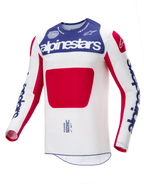 Alpinestars Limited Edition Techstar Fortitude Jersey, Motocross-Trikot, Rot, Weiß und Blau, mit einem weißen Hauptteil, einem großen roten Paneel in der Mitte, einem blauen Brustbereich mit weißem Alpinestars-Branding und blauen Logos auf den Ärmeln, entwickelt für Offroad-Rennleistung