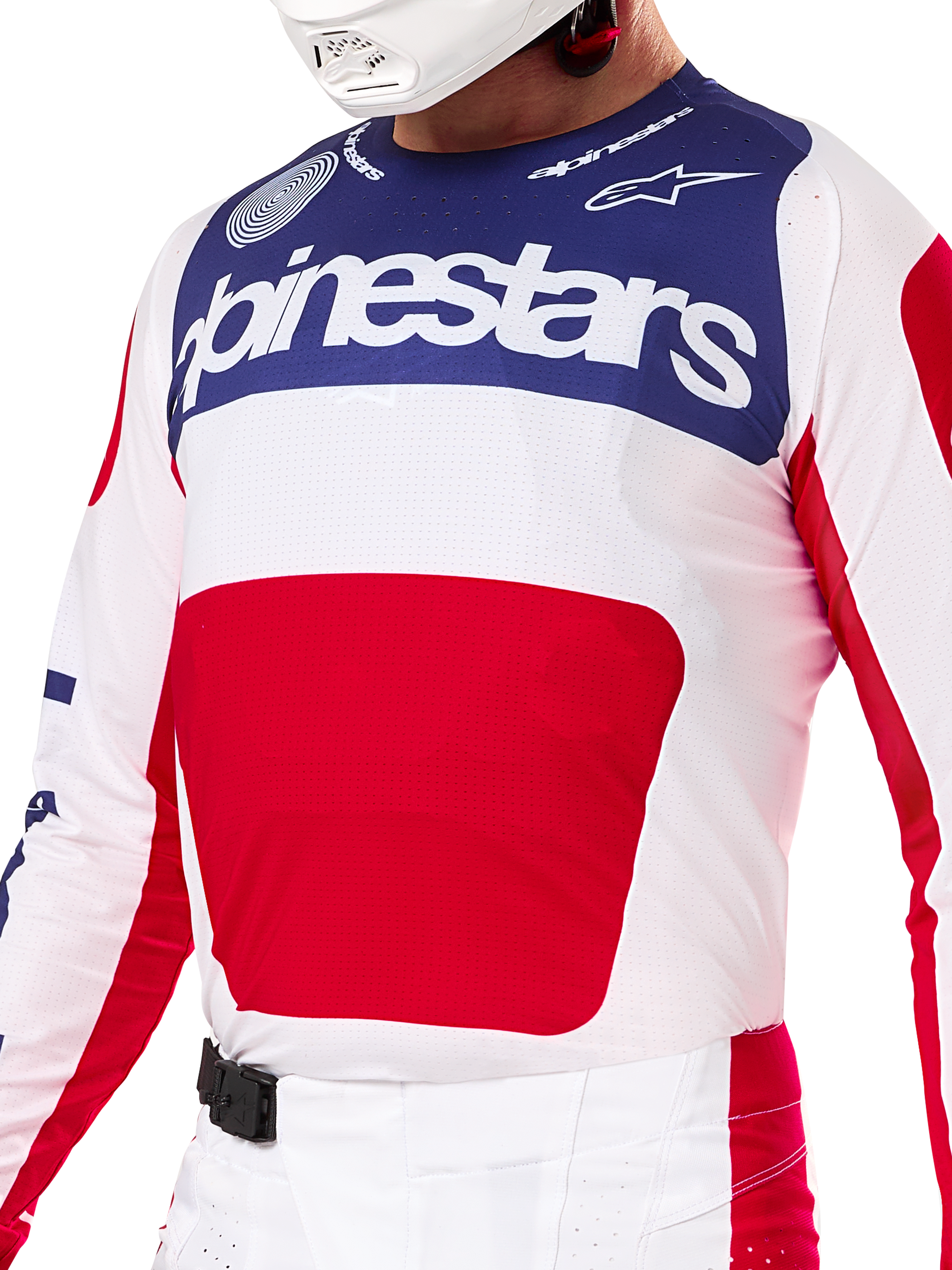 Alpinestars Limited Edition Techstar Fortitude Ausrüstungsset, Motocross-Trikot und -Hose in Rot, Weiß und Blau, weißes Trikot mit dunkelblauem oberen Bereich und großer roter Grafik, passende weiß-rote Hose mit SX2-Magnetschnalle, athletische Passform mit lasergeschnittenen Perforationen für Offroad-Rennsport