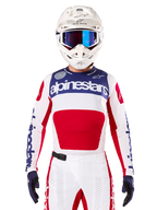 Limited Edition Techstar Fortitude Trikot, Motocross-Renntrikot, Weiß, Rot und Blau, getragen mit passender Hose und Helm, mit Alpinestars-Branding und „One Goal One Vision“-Motto, perforierte Details, schlankes Design für Offroad-Performance