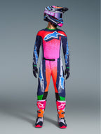 Alpinestars Limited Edition Supertech Records Gear Set, volledige motorcross outfit met marineblauwe jersey en broek met levendige roze en oranje spatpatronen, bijpassende helm, paarse crossbril en witte laarzen met roze accenten, professionele atletische pasvorm voor off-road prestaties