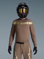 Tenue Alpinestars Supertech Air Gold édition limitée, motocross homme, marron et dorée, perforations laser et casque noir.