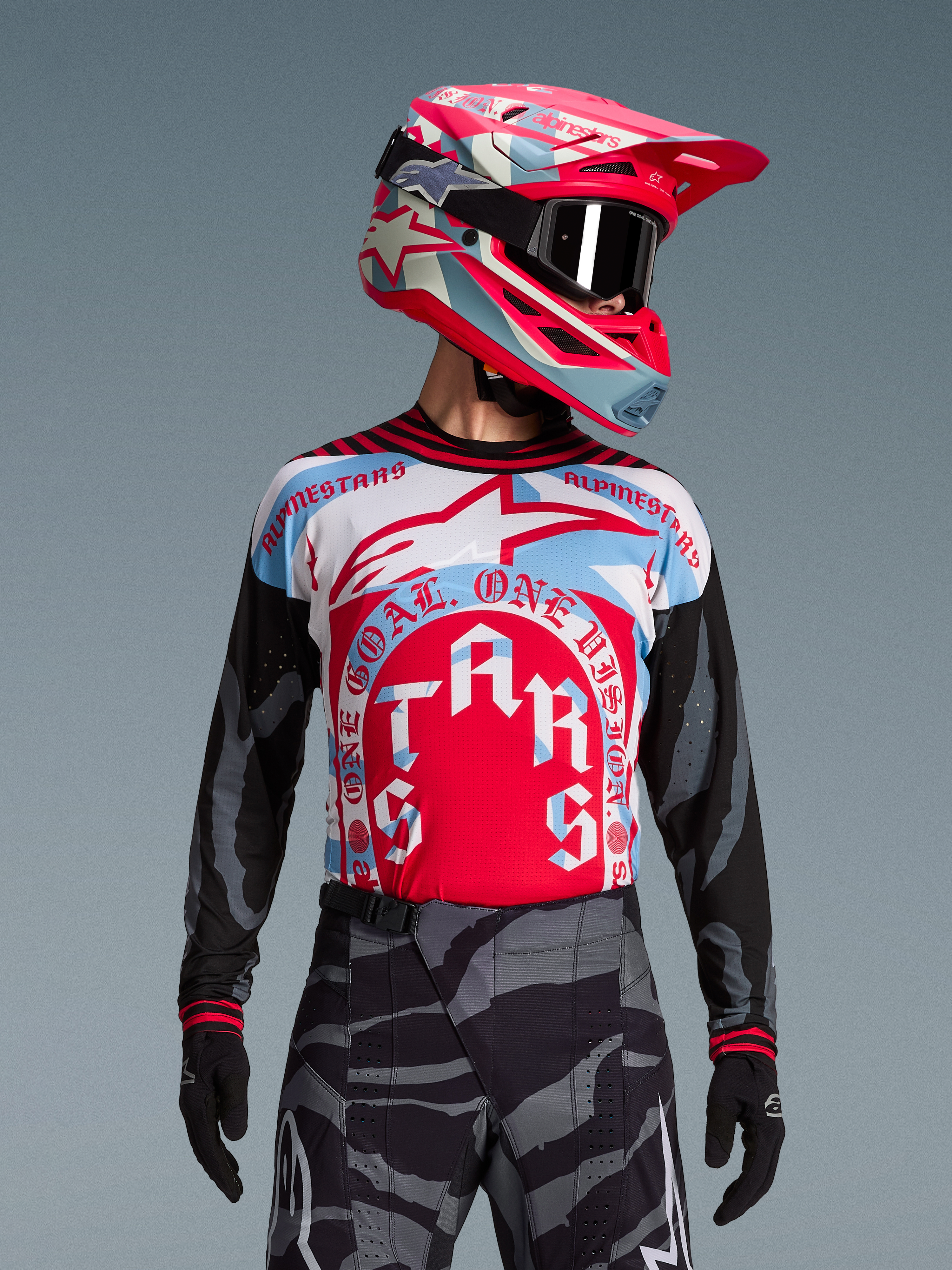Maillot Techstar Beast Coast Édition Limitée rouge et bleu avec casque assorti, équipement de motocross haute performance.