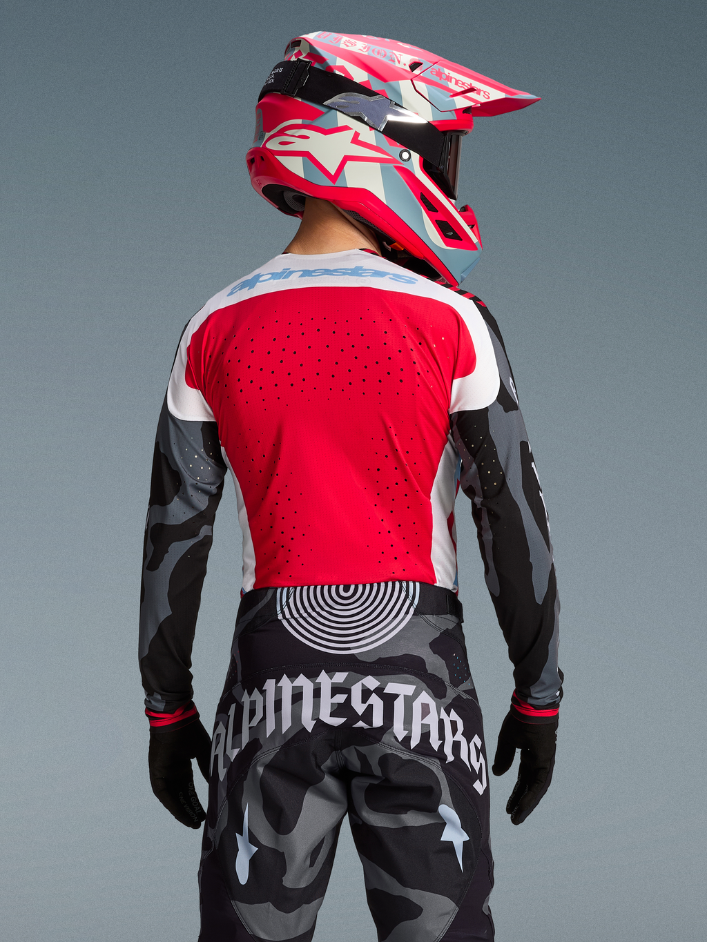 Techstar Beast Coast Beperkte Oplage Jersey achterzijde, rood geperforeerd rugpaneel, camo-mouwen en broek.