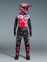 Tenue Techstar Beast Coast Édition Limitée, pantalon camouflage, maillot graphique, casque et bottes de motocross.