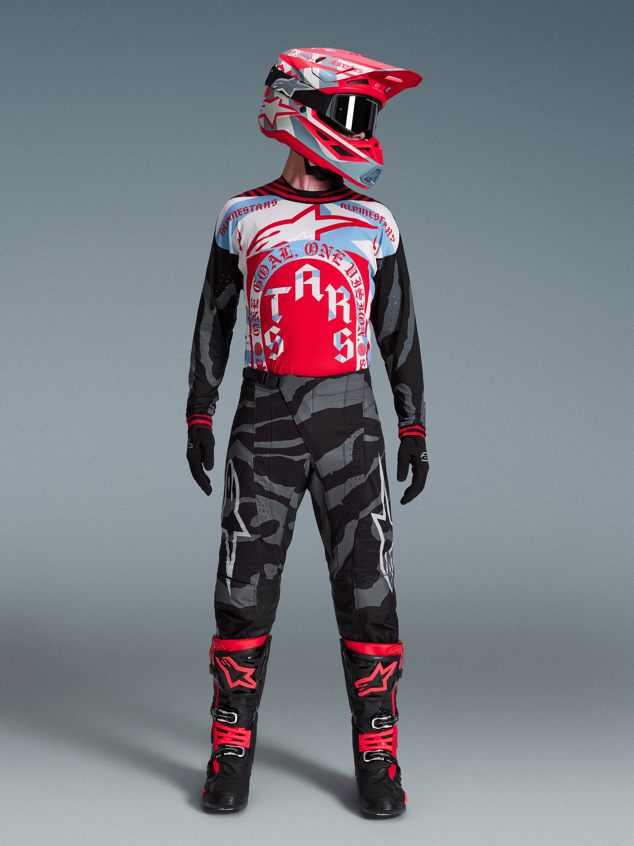 Tenue Techstar Beast Coast Édition Limitée, pantalon camouflage, maillot graphique, casque et bottes de motocross.