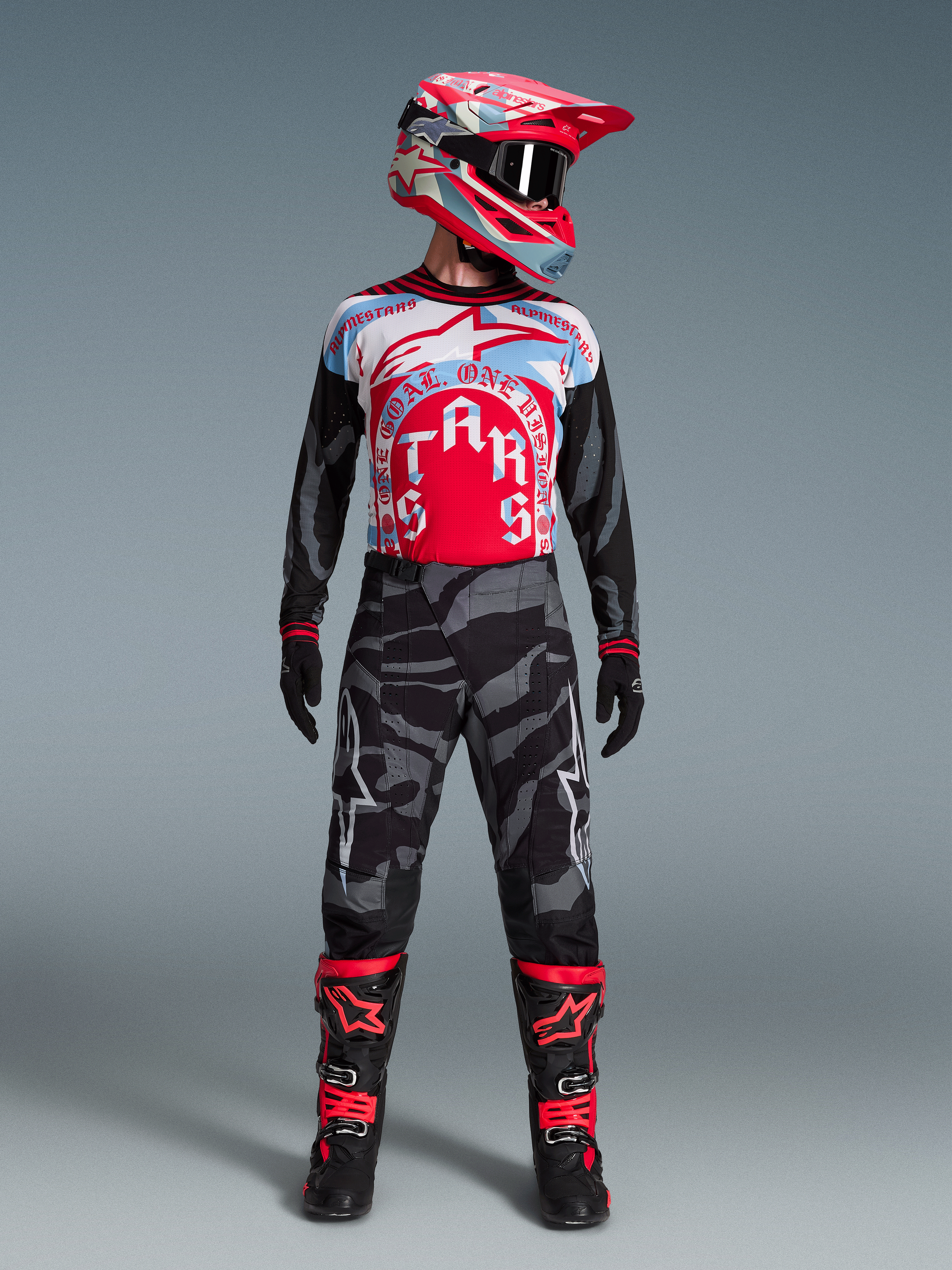 Techstar Beast Coast Beperkte Oplage Jersey, rood en blauw, met camouflage crossbroek en rode motorlaarzen.