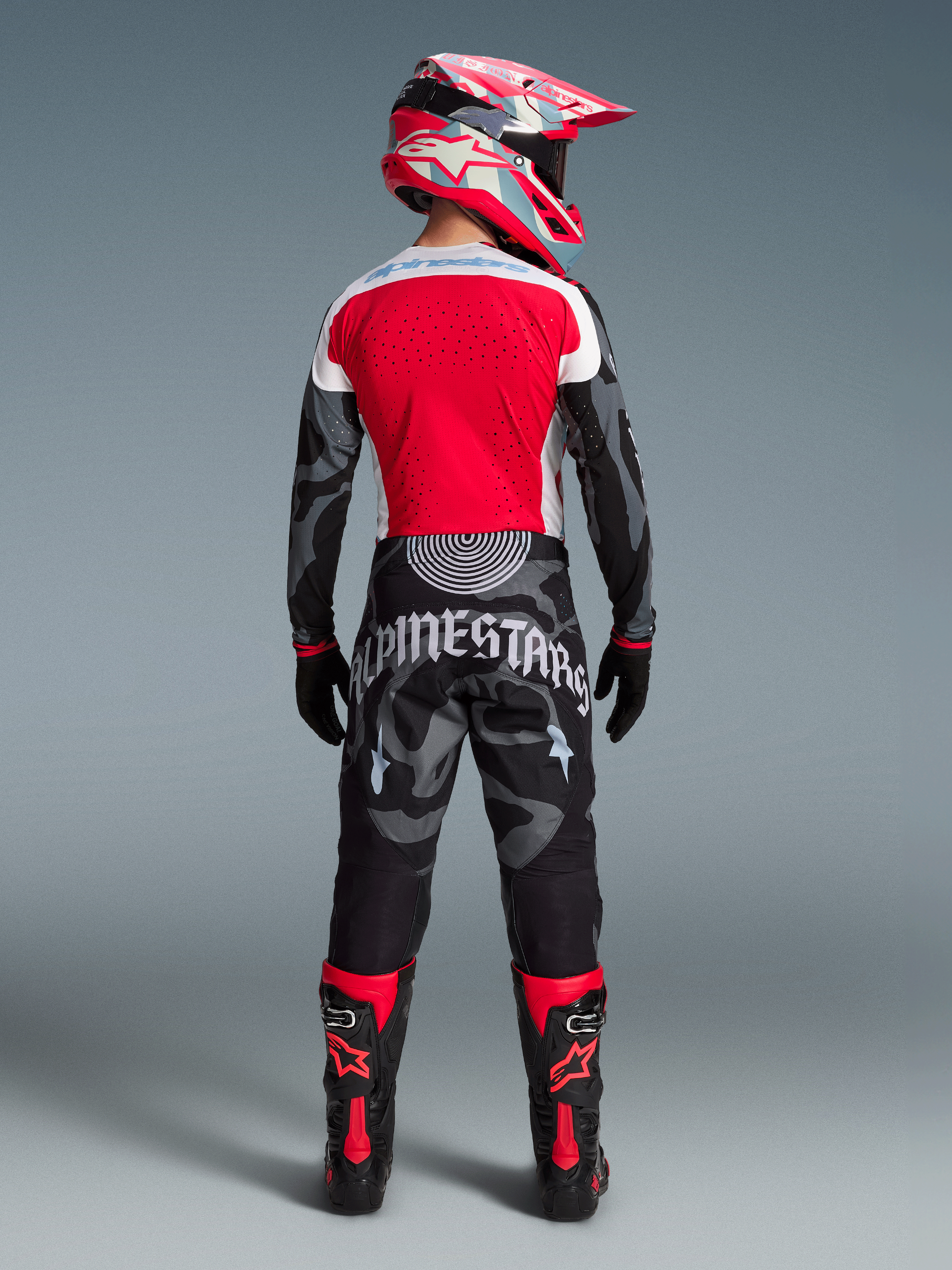 Techstar Beast Coast Beperkte Oplage Jersey in rood en camouflage, motorcrosser van achteren met bijpassende broek en helm.