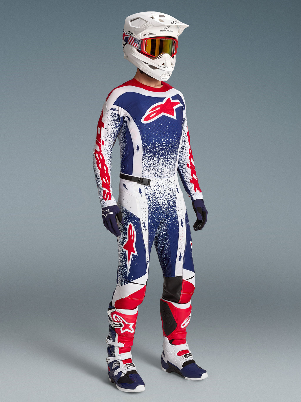 Alpinestars Limited Edition Techstar Unity, tenue de motocross complète pour homme, rouge, blanche et bleue, avec maillot, pantalon, casque, gants et bottes.