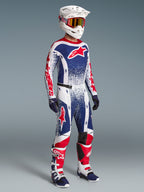 Alpinestars Limited Edition Techstar Unity, tenue de motocross complète pour homme, rouge, blanche et bleue, avec maillot, pantalon, casque, gants et bottes.