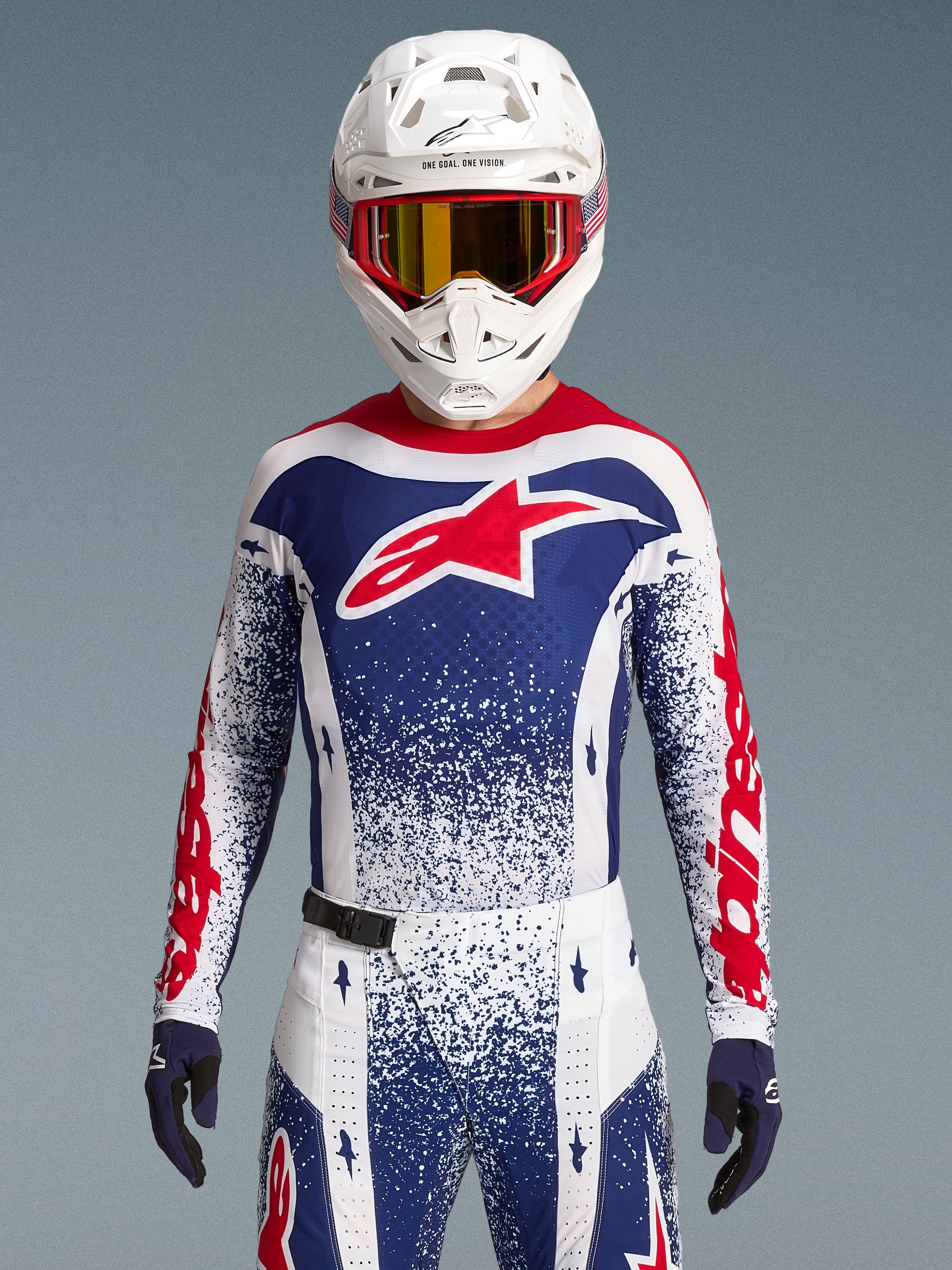 Alpinestars Techstar Unity beperkte oplage kledingset, rood, wit en blauw motocross-racekleding met een atletische pasvorm.