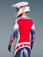 Alpinestars Techstar Unity, maillot de motocross édition limitée pour homme, rouge et bleu, dos ventilé avec perforations laser, vue de dos montrant les graphismes d'étoiles